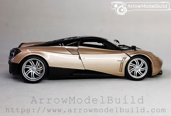 Picture of ArrowModelBuild Pagani Hyuara (Luangsha Golden) Built & Painted 1/24 Model Kit